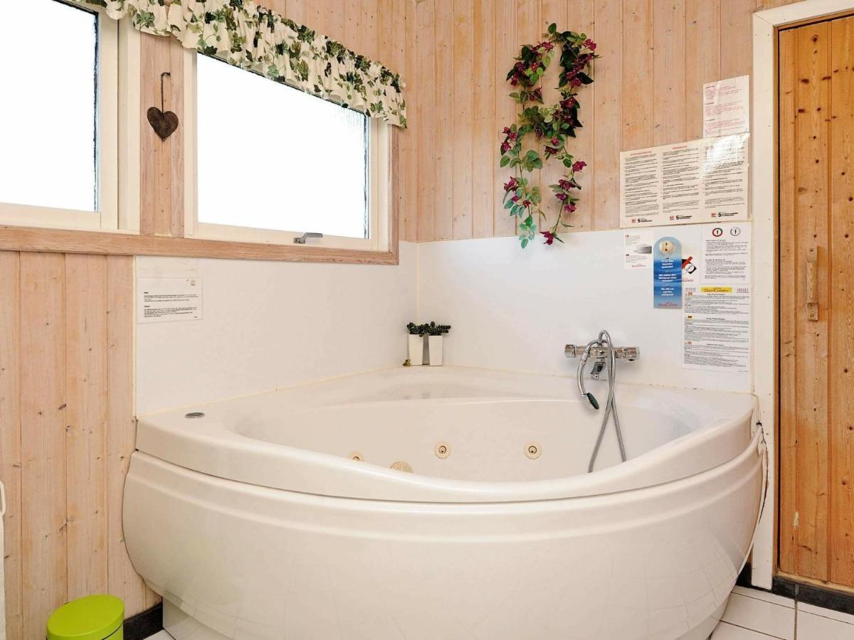 8 Person Holiday Home In Hejls Chambre photo